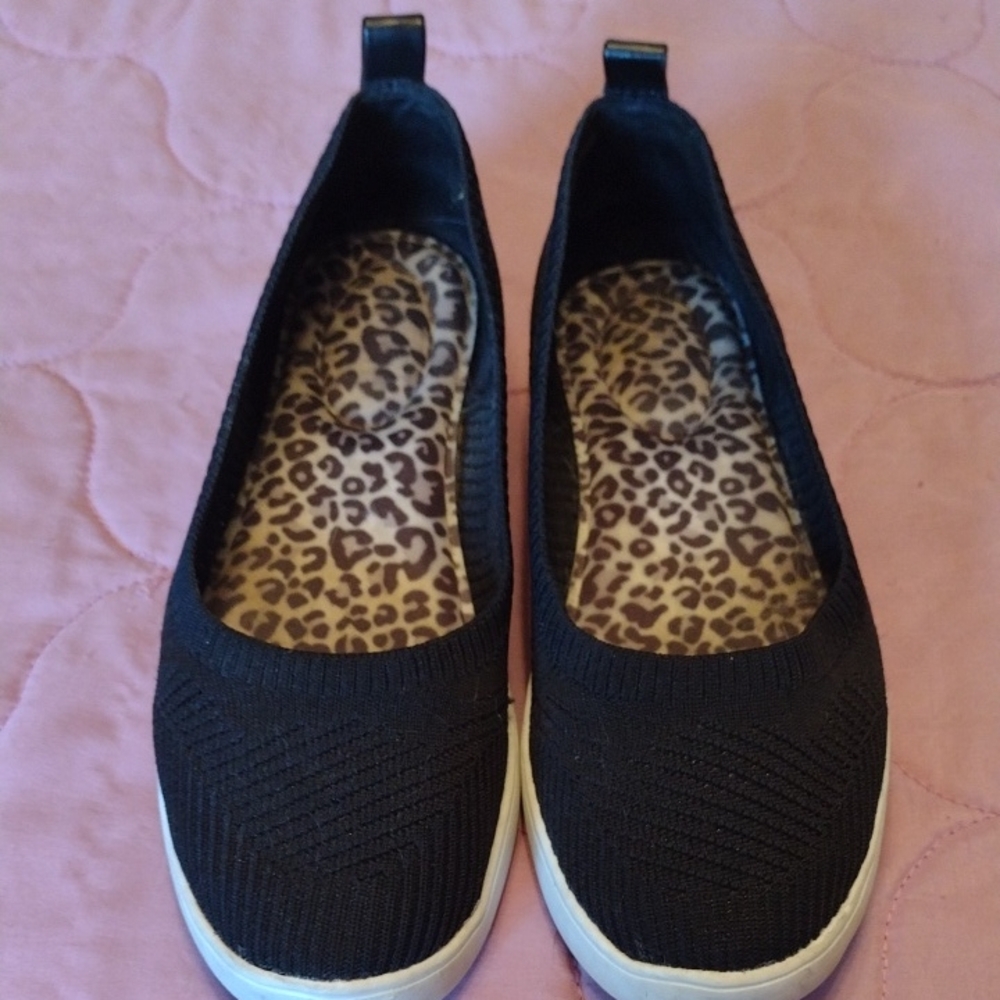 Black Slip-On Flats with Minimalist Design